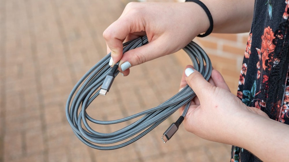 Person holding the Grtoued USB-C cable